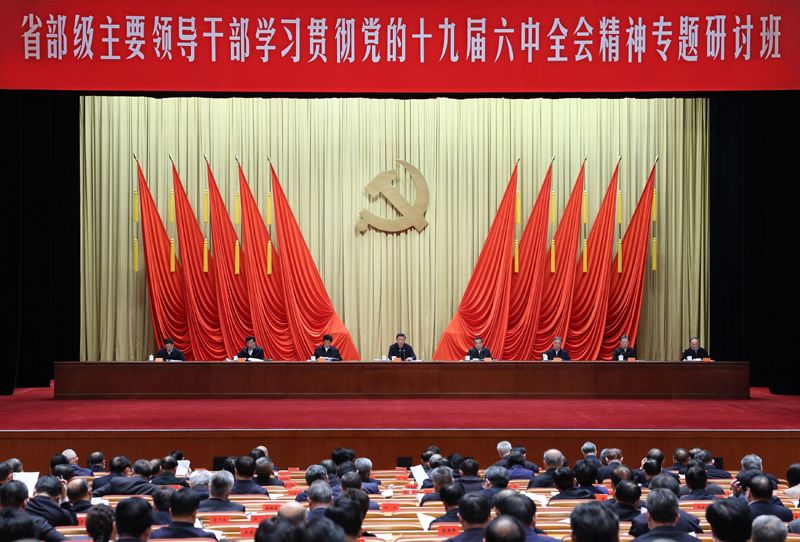 1月11日,省部级主要领导干部学习贯彻党的十九届六中全会精神专题研讨班在中央党校(国家行政学院)开班。中共中央总书记、国家主席、中央军委主席习近平在开班式上发表重要讲话。李克强、栗战书、汪洋、王沪宁、赵乐际、韩正、王岐山等出席开班式。新华社记者 王晔 摄